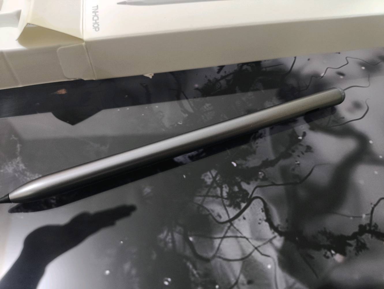 للبيع قلم

HONOR Choice Pencil

الأصلي

اللون رمادي

القلم جديد مستعمل اسبوع واحد فقط

متوافق مع أجهزة:

Honor Pad 9

Honor Pad 10

Honor Pad X9a

المميزات:

حساسية ضغط عالية 4096 Level لكتابة ورسم دقيق

استجابة سريعة بدون تأخير أثناء الكتابة

تقنية Palm Rejection لمنع لمس اليد أثناء الكتابة

إمكانية التبديل بين القلم والممحاة بالضغط المزدوج

. تصميم معدني خفيف ومريح في الاستخدام

شحن سريع USB-C

مناسب للمذاكرة وتدوين الملاحظات والرسم

الحالة:

 - أصلي 100% سعر 40 الف
وين موقعك بالضبط حتى المشتري يعرف إذا يريد استلام يد بيد لو توصيل؟: 
كركوك حي جي النصر
القلم شنو مدة استخدامه بالتحديد، وهل بيه أي خدش أو ملاحظة تحب تذكرها؟: 
اسبوع فقط بدون اي خدش اخو الجديد
التجربة على أي جهاز كانت؟ وهل شغال 100% ويا القلم والضغط والدبل كبس؟: 
شغال مية مية 
السعر ثابت لو قابل للتفاوض، والتوصيل داخل بغداد/المحافظات شلون ترتبه؟: 
ثابت
