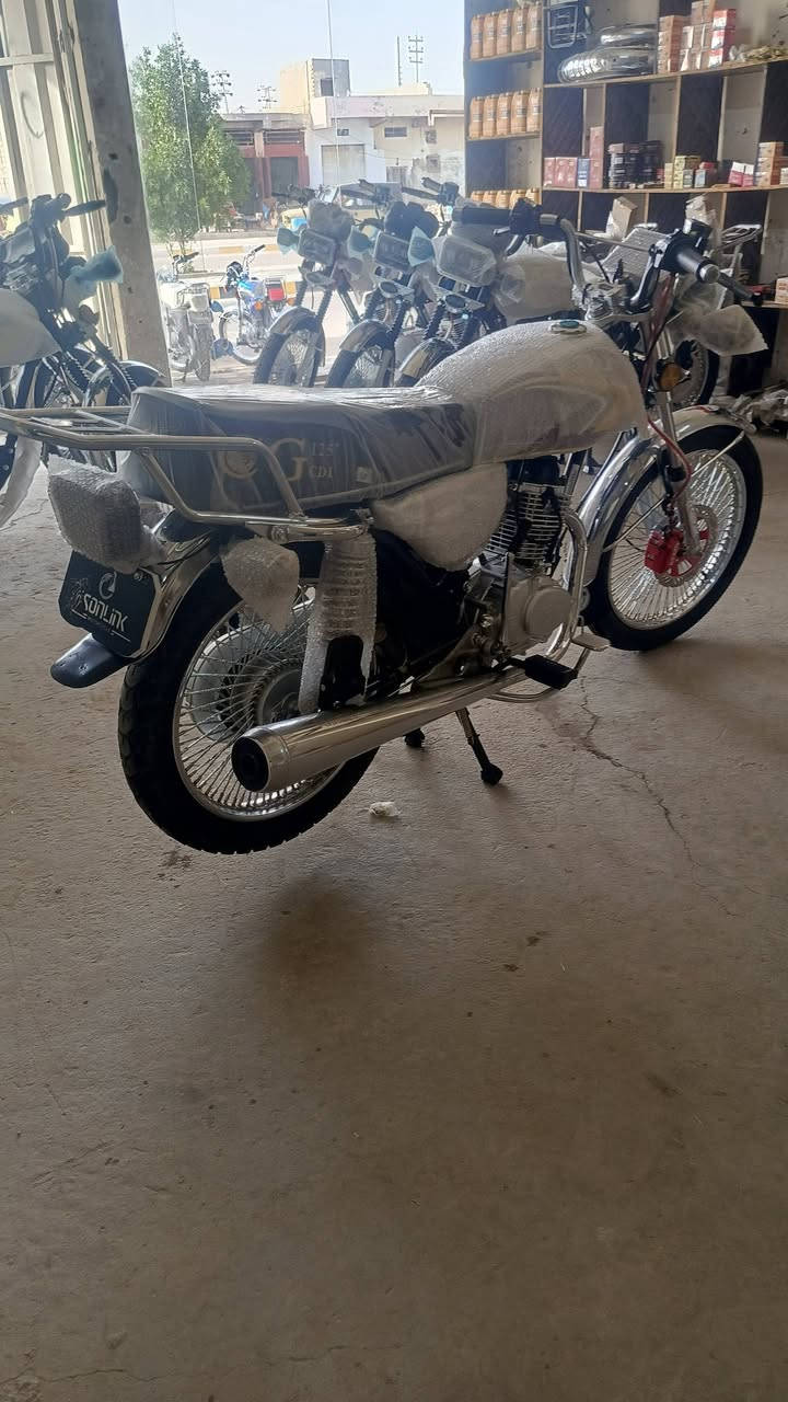 ياالله /// الأخوين للدراجات 🛵
الأستفسار//*********** ☎️☎️***********

‼️التااايكر ال 25 سولنك الأصلي باب 1 🛵
قطعة استعمااال شي قليل كفاالة وزيرو TIGER 
لوون مميززز بنفسسچي 🟪
‼️المكان /// الصويررةة شارع السبيس تقاطع حي الزهور
