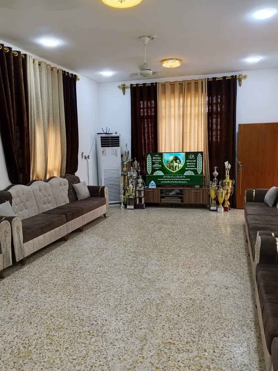 سلام عليكم ورحمة الله بيت للبيع في المساره الأول قرب مدرسة الابرار الابتدائية البيت سعره القديم تغير نزل حيل منسب سعره جوه سوك  سبب البيع مشتري كاع ومطلوب  البيت يطل علئ الشارع الريسي مال منطقه تكدر سوي محلات ورزق علئ الله الشري يتفضل خاص لاستفسار ***********، *********** بيهن وتساب حياكم الله
