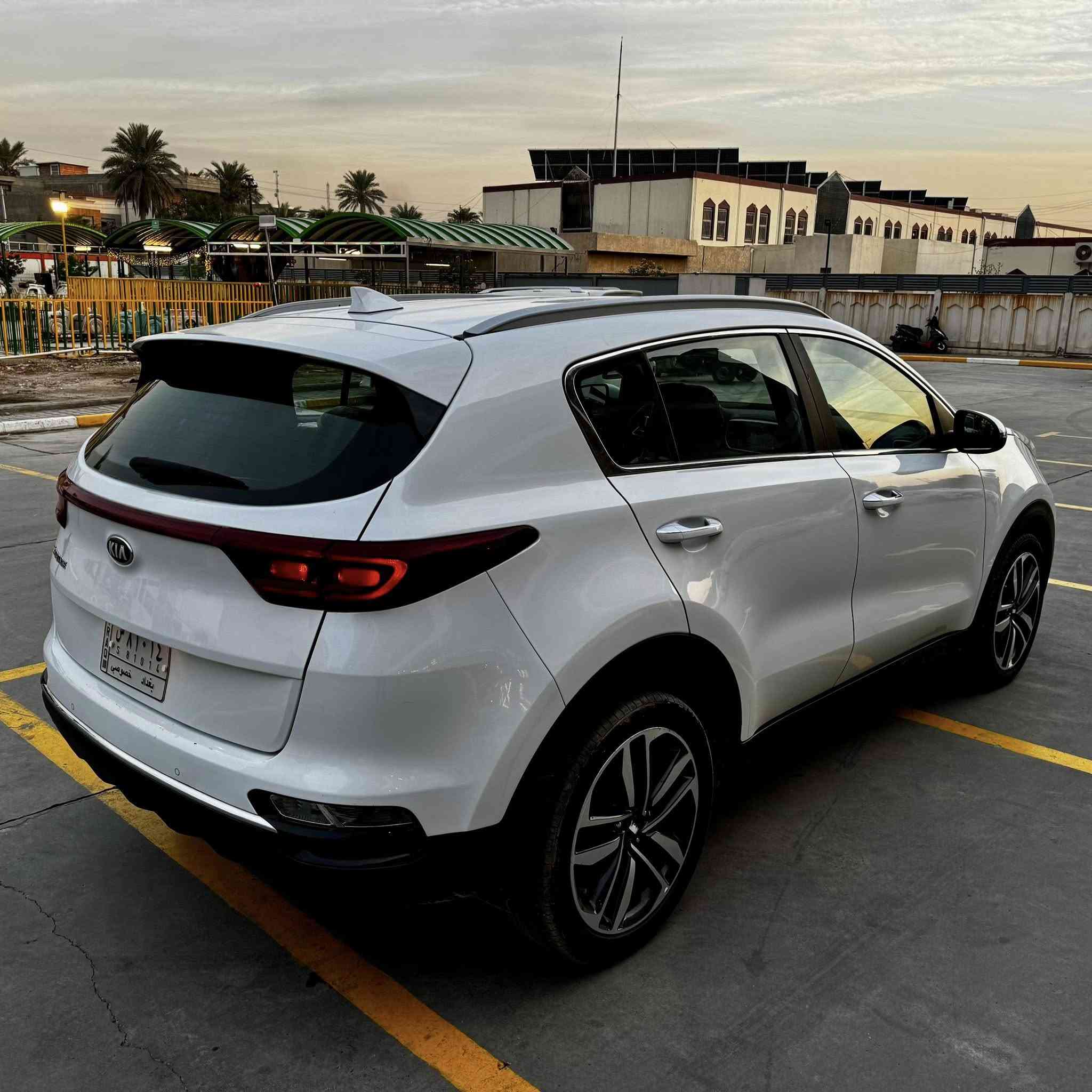 KIA SPORTAGE (ضمان الدولية العراقية)
الموديل :-2021
عداد المسافة :- 92000 كم استخدام شخص واحد من الوكالة
لوحات التسجيل :- بغداد خصوصي سنوية مجددة 2027
المواصفات :- 
1- اريل نفكيتر وشاشة اصلية وكامرا
2- المواصفات الاساسية المعروفة
السعر :-20.000$ وبيه مجال جدا جدا بسيط
العنوان :- الكرخ / حي الخضراء
للإستفسار :- ***********
ملاحظة :- السيارة مشتغله حمام وبولش وادامة فلاتر ودهون كلة جديد
