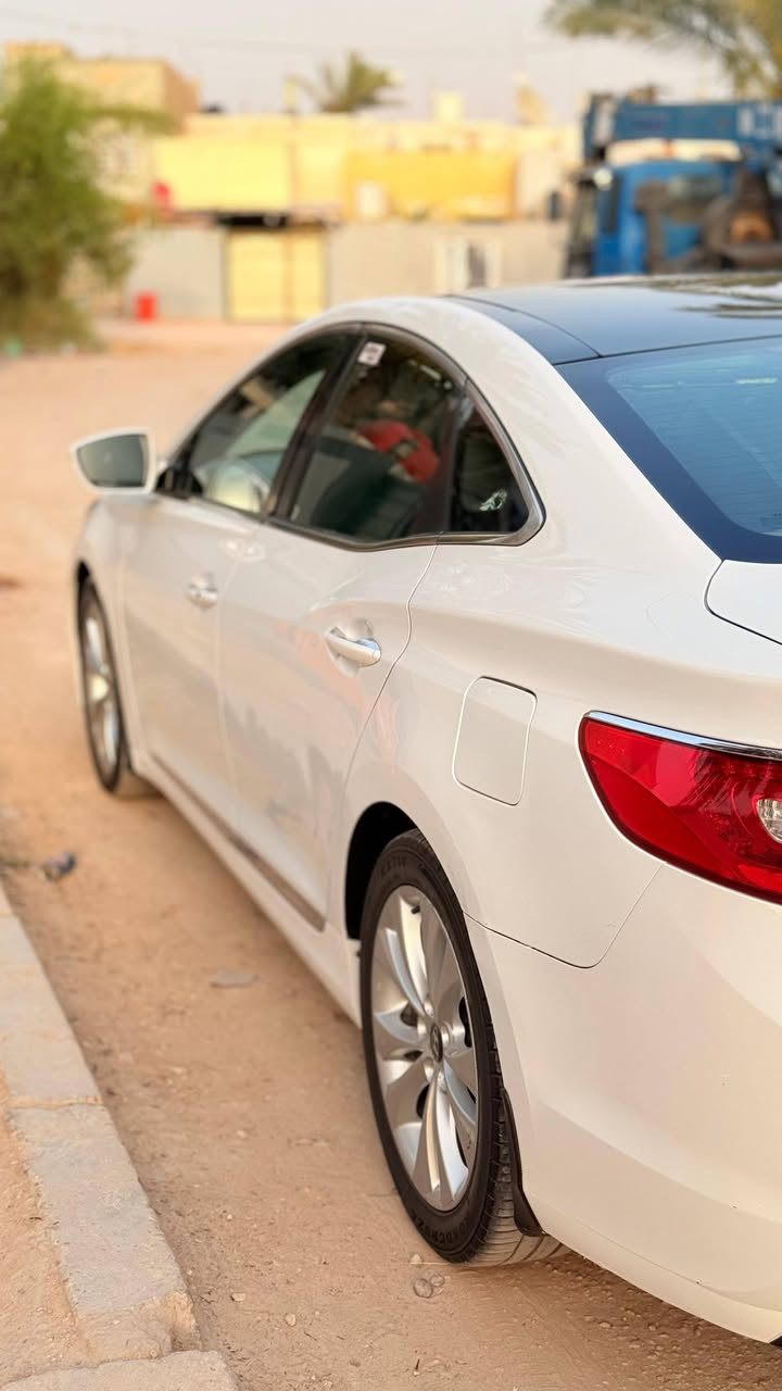 هونداي ازيره خليجي موديل 2012
كفاله عامه من الصبغ والتبديل 
فول vip
- محرك 6 سلندر 3000
- اللون ابيض صدفي 
- رقم اربيل دولي جديد 
- مقاعد جلد اسود نضيف 
- دوشمة مقاعد  
المواصفات:
- بانوراما + فتحه
- بصمه ابواب
- حساسات خلفية 
- حساسات امامية 
- مراية شفط وتحكمات للمراية
- مراية ترحيب 
- تحكمات بلكشنات كهربائي 
- بردة خلفية كهربائية 
- بردات ابواب الجانبية الخلفية 
- تحكمات ستيرن 
- مثبت سرعة 
- تبريد السيارة ثلج
- تبريد قطعتين
- منفذ شحن امامي
- منفذ شحن خلفي 
- الحداية جيدة جداً
- ويل 18
- لايت زنون 
- عدسات لد 
- جام كهرباء اوتو
- السياره جديده مثل ماكدامكم 
- جاهزة بدون اي نقص  
- شغل وافتر العراق كله 
- ⁠ثلاجه 
- ⁠سايد بريك بصمه +اوتو هولد
السيارة جديده ومصروف عليه
سعر السيارة130ورقة وبيه مجال 
مكانة النجف الاشرف***********
