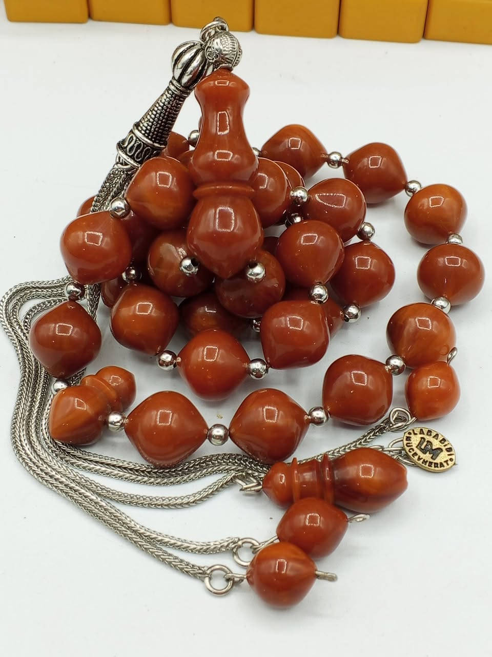 ..لعشاق القطعة المميزة من السندلوس  القديم مغلف بالكامل.
..كصة عرموطي جراخة يدوية بالكامل مع ختم الجراخ.

..دبل فواصل مع فواصل كعب غزال..33..خرزة 

..وزن المسباح..72..غرام..قياس الحبة..15..ب..13..ملم.

..قطعة  شبابية جميلة جداً.

..المهتم يتفضل خاص ويدلل..


**إذا كنت صاحب هذا الإعلان وتريد حذفه لأي سبب، رجاءا أرسل رسالة إلى الدعم الفني**