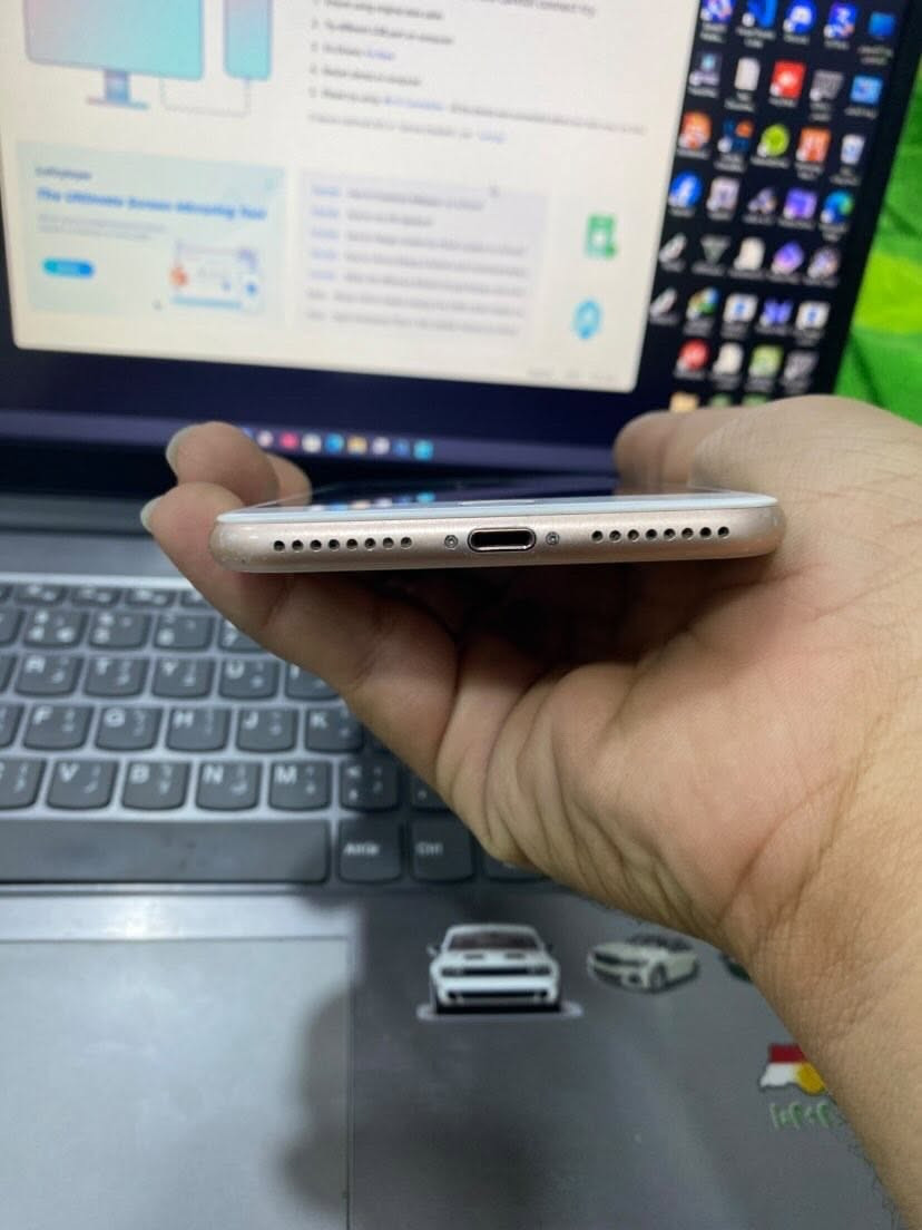 للبيع: iPhone 8 Plus (چهاز ملكية لون ذهبي لقطة ونظيف فول) 🍏🔥
الجهاز كامل وشرط الفحص، چاهز للاستخدام أو للألعاب (جماعة الببجي وينكم) 😎.
المواصفات والتفاصيل:
• النظافة: الجهاز نظيف جداً وموضح بالصور، فريم وظهيرة مرتبة.
• التقرير (3uTools): فحص چهاز 97%، كل القطع بلادية وخضراء مالت الشركة.
• نموذج M.  LL/A امريكي اصلي
• البصمة (Touch ID): شغالة طيارة وشرط الفحص.
• الكاميرات: الأمامية والخلفية بلادية وصافية 100%.
• البطارية: الأصلية مالت الشركة 77% (مو مبدلة ولا ملعوب بيها) تسبح شحن وعمرها طويل.
• الشاشة: مبدلة جديدة وما بيها أي عيب أو مشكلة.
• الشبكة: يقرا كل الشبكات سيم كارت وفول 4G.
الجهاز كامل من كلشي وما يحتاج أي مصاريف، حط سيم كارتك وافحص براحتك قبل ما تشتري.
📍 الموقع: كركوك
💰 السعر: 125,000 دينار (وبي مجال بسيط للشراي المعتمد)
للتواصل والاستفسار، راسلني خاص أو اتصل على رقم 
(***********). الأسبقية لأول واحد يخلص. 🚀
