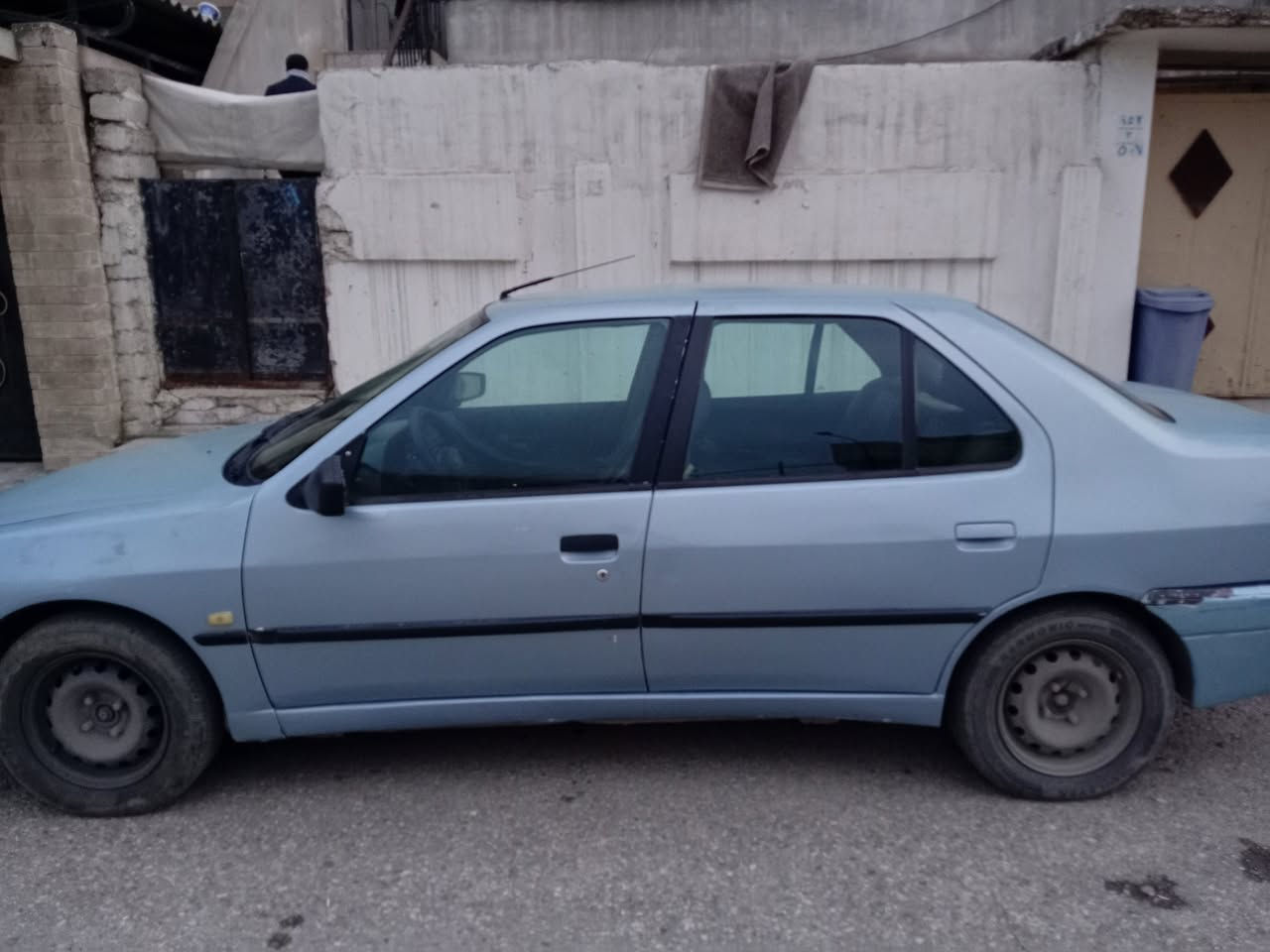 السلام عليكم بيجو 306 للبيع موديل 2001 السعر 40 ورقه أو بيها مجال بسيط العنوان موصل الايسر. 
الاتصال على الرقم...
***********.
أو بيه واتساب.
