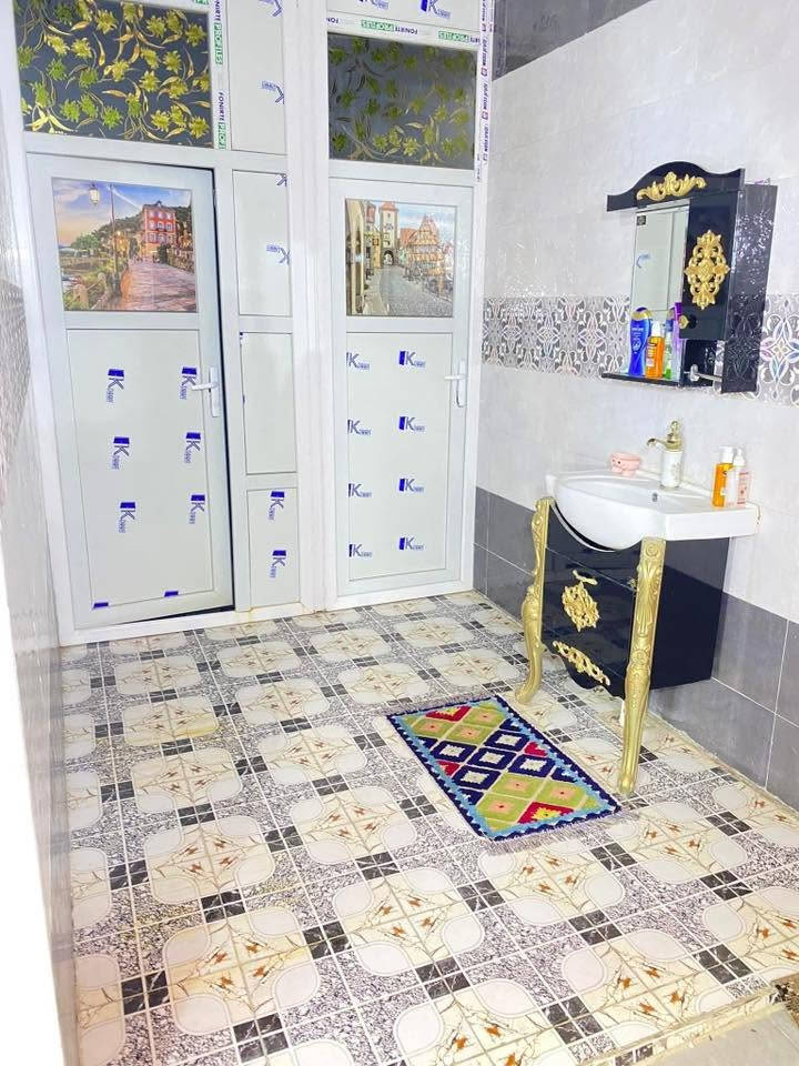 السلام عليكم 
بيت للبيع العنوان حي الفرات قرب ملعب 
يبعد عن شارع العام ١٠٠ متر 
خدمات شارع تبليط و ماء و كهرباء 
مساحه ١٥٠ الواجهه ١٢متر  نزال ١٢ ونص
غرفه نوم واحده٤x٥
استقبال ٧x٤
مطبخ ٤x٤
الصاله ٤x٤
صحيات ٤x٤
الارض عقد ١٧ للاستفسار الاتصال بالرقم 
((***********))يوجد واتساب
