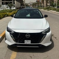 نيسان سنترا موديل :2024 SR رقم فحص منفيس باسمي  الوان ابيض سقف اسود بل...