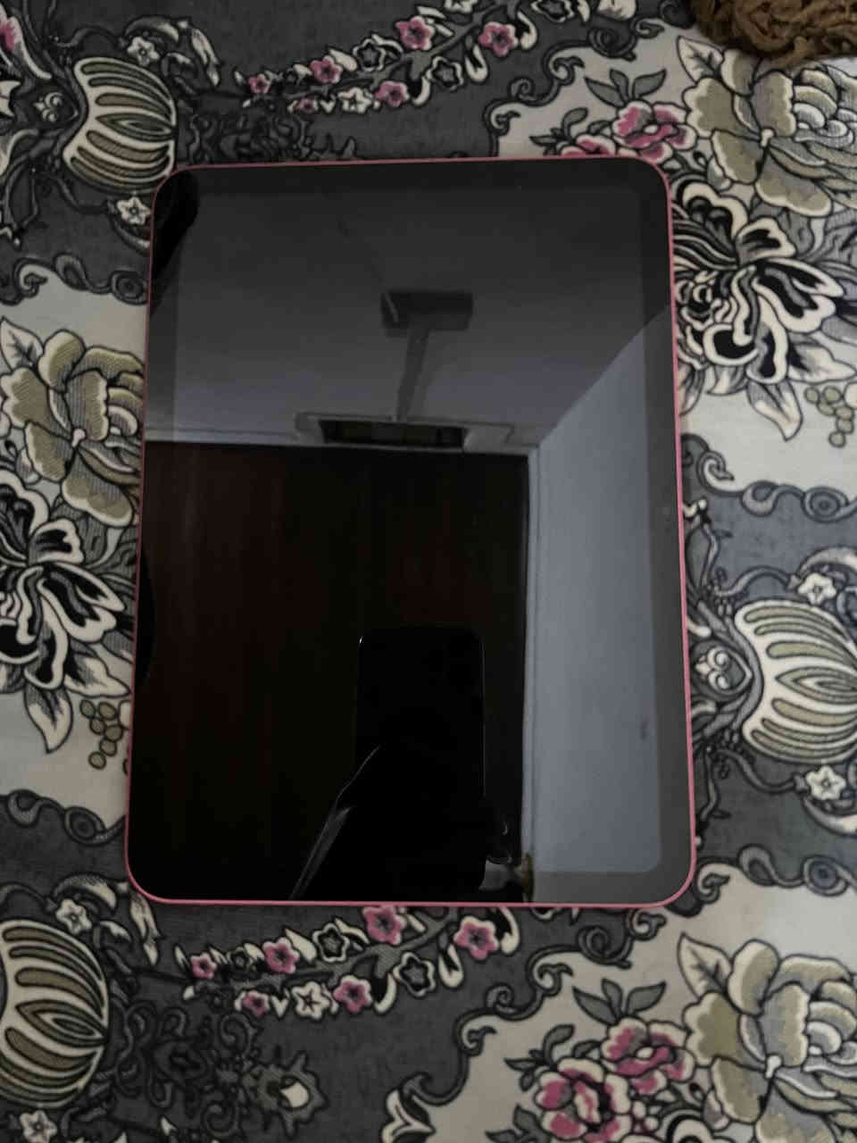 السلام عليكم ايباد 11 (a16)
بطاريه 98 
ويا كامل ملحقاته 
نفس الي ب الصور الايباد نضيف نسبه 90% 
الي عاجبه رايده ب 400 
مكاني واسط الكوت وموجود توصيل
واتساب ***********
