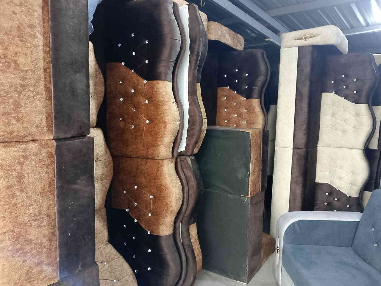 شباب وصلت وجبت دواوين جديد اشكال والوان مختلفه ديوان ٢٠ مقعد سعرا ٧٥٠ ويا كوشات هديه مكاني شيخ حمد طريق زملت مقابل وكيل عادل عبوو توجد خدمة توصيل *********** بي واتساب الي يريد ١٠ مقعد سعرا ٣٧٥ وعدي هواي موديلات والوان وبيكم خير وتدللون
