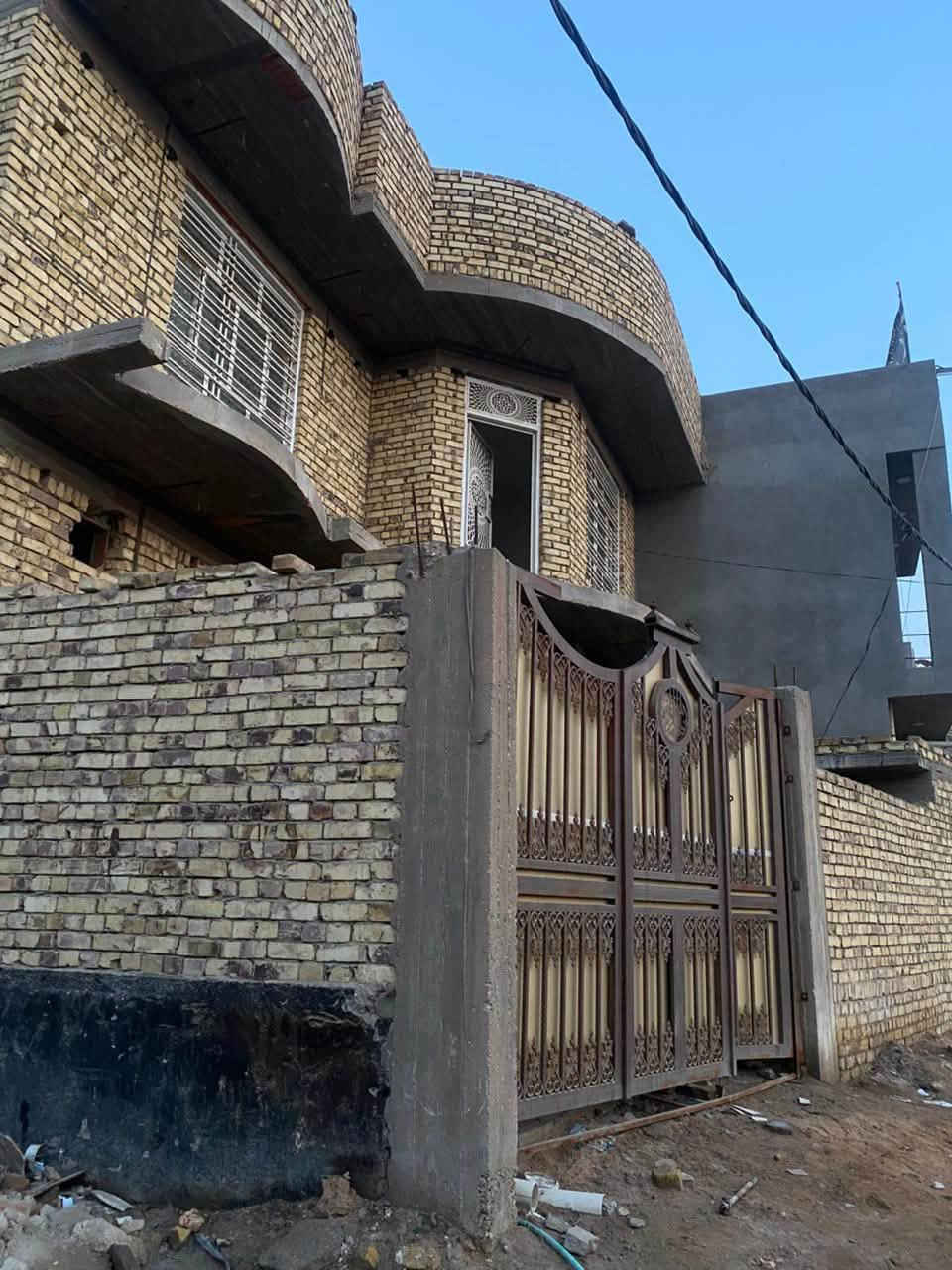 للبيع تقية ثالثة بنزلة مطعم بغداد 
طابو صرف ٢٠٠ متر كونكريت مسلح 

نقص ارضية وبيبان 
بناء جديد 
تفاصيل 
الطابق طابقين 
٤ غرف نوم 
صالة فوك وجوة
مطبخ وستقبال 
و٣ مجاميع صحية خارجية وثنين داخلية 
ستفسار ***********
