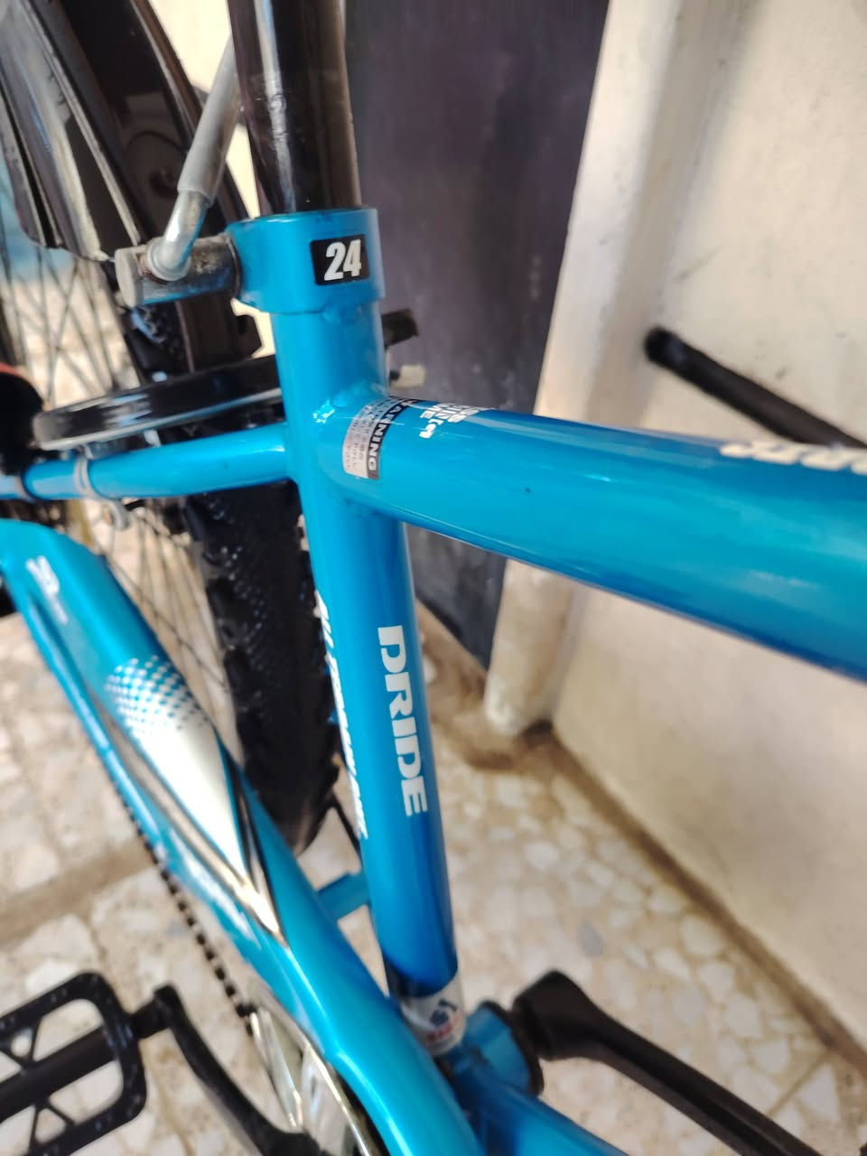 السلام عليكم ورحمة الله وبركاته
بيسكل موديل كيمو حجم ٢٤
باله ياباني النضافه فول وضع حاويه
ماركه ( DRIDE )
يده كير ٦ نمر شيمانو اصلي
داينمو امامي ثلجي شغال 
السعر ( 100 الف)
لون ميمز سمائي  مختم 
كشن اصلي ماركه تايرات بلادي
العنوان بغداد منطقة الحبيبيه 
هاتف *********** 
الاستفسار واتساب
