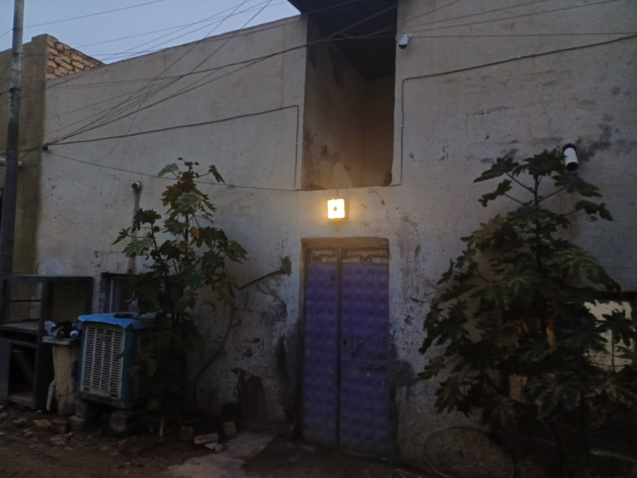 السلام عليكم ورحمة الله وبركاتة 
بيت للبيع او مراوس  مساحة 90متر واجهية تسعة  يتكون من غرفة نوم وصالة كبيرة ومطبخ وحمام وخلفية وصحيات البيت مربع طابق واحد العنوان طويريج شارع اربعين قرب الطابو والفرع الة مخرجين للاستفسار الاتصال على هذا الرقم ***********
