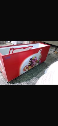 اني موزع ايس كريم أنطيت كمية كبيرة من العارضات للاسواقات  بجانب الرصاف...