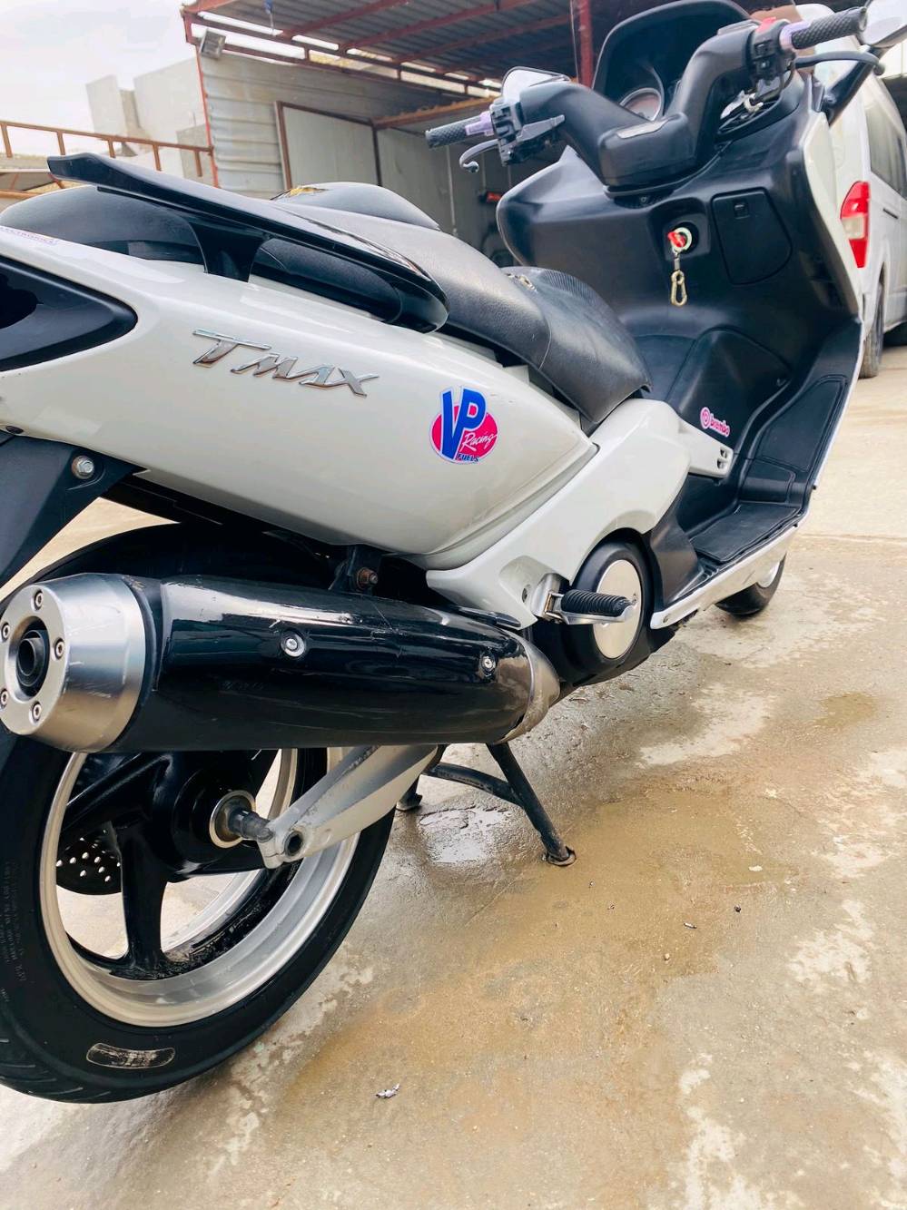 دراجة T-Max رياضية للبيع بحالة ممتازة. لون أنيق وجذاب مع ملصقات مميزة تضيف للطابع الرياضي. السيارة مجهزة بإطارين بحالة جيدة ومكابح قوية. خالية من أي أضرار والأداء ممتاز. فرصة رائعة للمحبين للدراجات الرياضية!