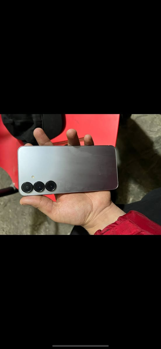 سلام عليكم جهاز سامسونك +S25بلاص ذاكرة 512 نضافه99 محلقات كامله رايده بيع او مراوس شعندك نزل بل تعليقات مكاني بغداد 

***********
