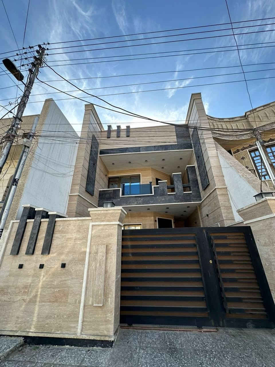 بيت للأيجار
المساحه 150 متر الواجهه 6

يتكون من :

✨اربع غرف 

 ✨2حمام 

✨صاله

✨ومطبخ 

📍الموقع:مربع القاده

للاستفسار :

***********
