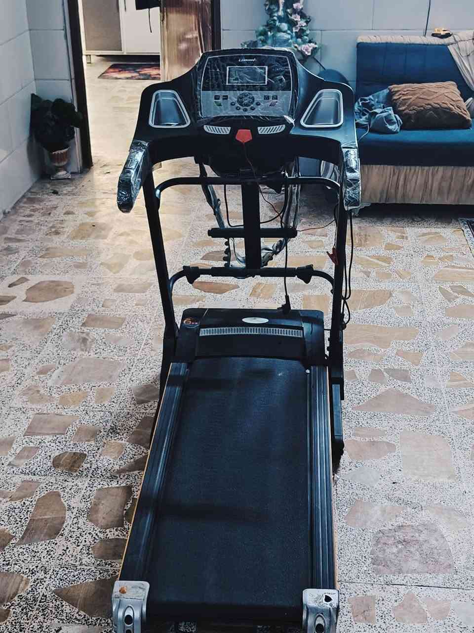 جهاز جري مع رجاج بطن جهاز نظيف واستعمال قليل السعر ٢٠٠ المكان بغداد مدينه الصدر ***********
