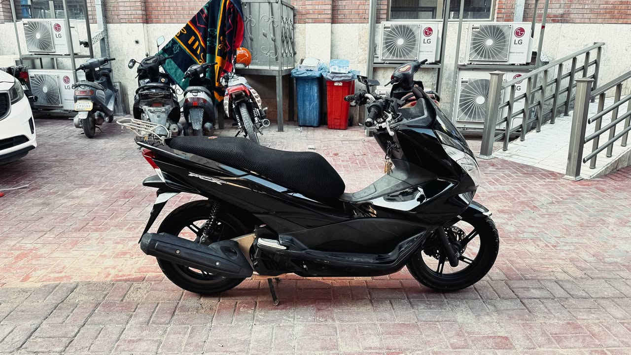 مراوس فقط دراجه لايتي كون نضيفه  اوراق اصولي او رقم
هوندا بي سي إكس (Honda PCX 125) - الجيل الثاني 🇯🇵
السلام عليكم شباب، دراجة هوندا PCX جيل ثاني نظيفة جداً (مثل ما واضحة بالصورة) للبيع، الدراجة مكفولة من كل نواحي 
📋 المواصفات والمميزات:
• المحرك: 125cc بخاخ (PGM-FI)، محرك ناعم وقوي واقتصادي جداً بقطرة البنزين.
• التبريد: راديتر (تبريد مائي)، انسى شي اسمه حماوة بالازدحامات وحر  الصيف.
• السيستم الذكي (Auto Park / Idling Stop): نظام الانطفاء الذاتي عند الوقوف بالتقاطعات والازدحام، وتشتغل فوراً وبسلاسة مجرد ما تلوي يدة البنزين.
• التشغيل: سلف صامت (eSP) تشغيل ناعم وبدون أي صوت مزعج.
• الراحة والأمان: كشن بلادي مريح جداً للمسافات الطويلة، وويل 14 إنج يعطيك ثبات عالي بالطسات والشوارع.
• الإضافات: مضاف لها حمالة خلفية حديد (شبك) جاهزة لشد صندوق، وغلاف كشن شبك طبي ضد الحرارة.
🛠️ حالة الدراجة:
• المحرك والكهربائيات: لوز، المحرك بالباكيت  (والدراجه محركها ما مفتوح)، والكهربائيات كلها شغالة ١٠٠٪؜.
• المصروف: ما تحتاج أي مصروف (دهن موتل الأصلي واخلي بانزين محسن).
• المسافة المقطوعة: ماشية [17 الف 
📍 المكان: [كربلاء]


**إذا كنت صاحب هذا الإعلان وتريد حذفه لأي سبب، رجاءا أرسل رسالة إلى الدعم الفني**