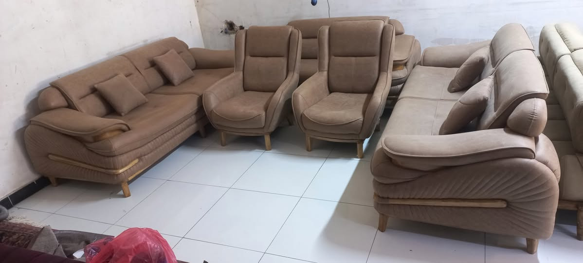السلام عليكم.. لكل عشاق الفخامة والقطع المميزة، متوفر الآن طقم تركي بالة جديد بنظافة فائقة وتصميم عصري يجمع بين المتانة والجمال.
​المواصفات:
✅ المنشأ: تركي أصلي بالة جديد بحالة ممتازة جداً.
✅ عدد المقاعد: سيت متكامل 10 مقاعد يوفر مساحة جلوس واسعة.
✅ الميزة: القنفات تتحول بسهولة إلى سرير قلاب مريح جداً للنوم.
✅ القماش: قماش وتربروف بلون جوزي جذاب وسهل التنظيف.
✅ التصميم: أرجل خشبية قوية تعطي لمسة كلاسيكية للأثاث المودرن


**إذا كنت صاحب هذا الإعلان وتريد حذفه لأي سبب، رجاءا أرسل رسالة إلى الدعم الفني**