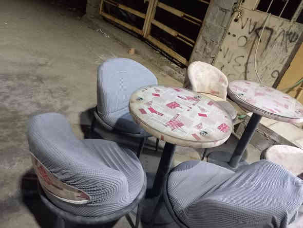 ميوز طعام يرهم الحديقه هم ثلاث كراسي واحد والثاني ميز وكراسي ٢ للبيع اي استفسار ***********
