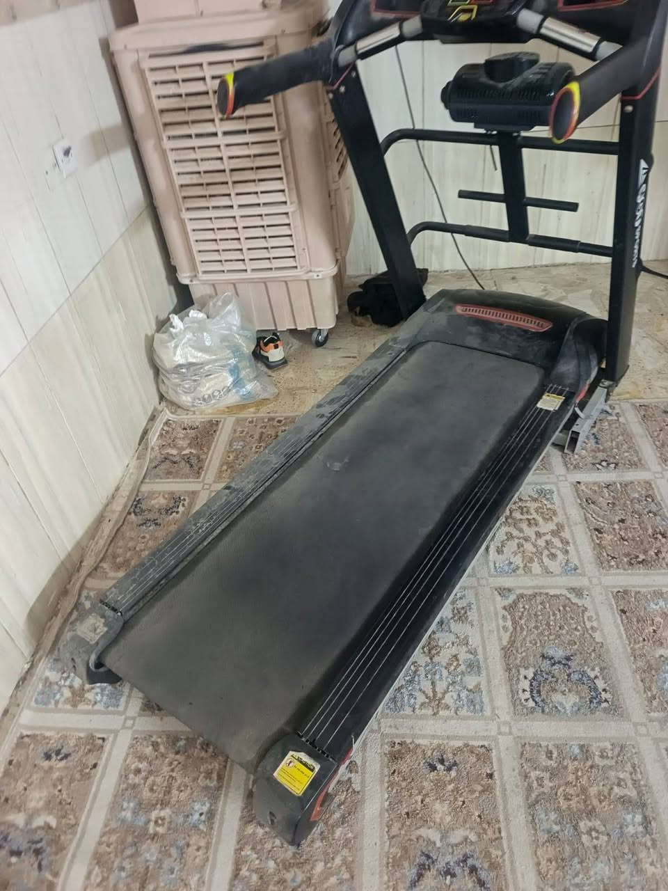 مرحباً حبايب جهاز جري للبيع جديد ع فتحتة الكارتون استعمال بسيط جدا جدا وكلشي بي شغال مضموم وممستعمل بس شي بسيط وبي فديو موضح شوفوا الشغل مالته 
السعر 250,000 ميتين وخمسين وبي مجال بسيط 
حبايب متلگونه بهيج سعر بس الناس متوازين ع الفلوس ويريدون يبيعوا بهيج سعر للتواصل ع الرقم *********** وبي واتساب
