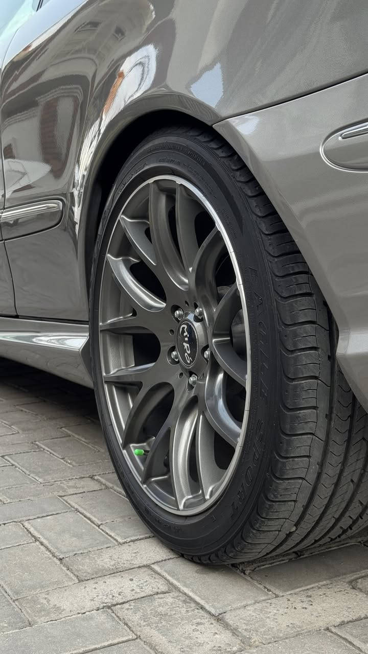 للبيع ينشد مارسدس و بيأم حديث و ڤولكس ڤاكن
حجم 18 سايز واحد
السعر 400 تايرات امامية جدد 100%
و الخلفي 70% 
هـ ***********
الضباط مقابيل حي الحسين
