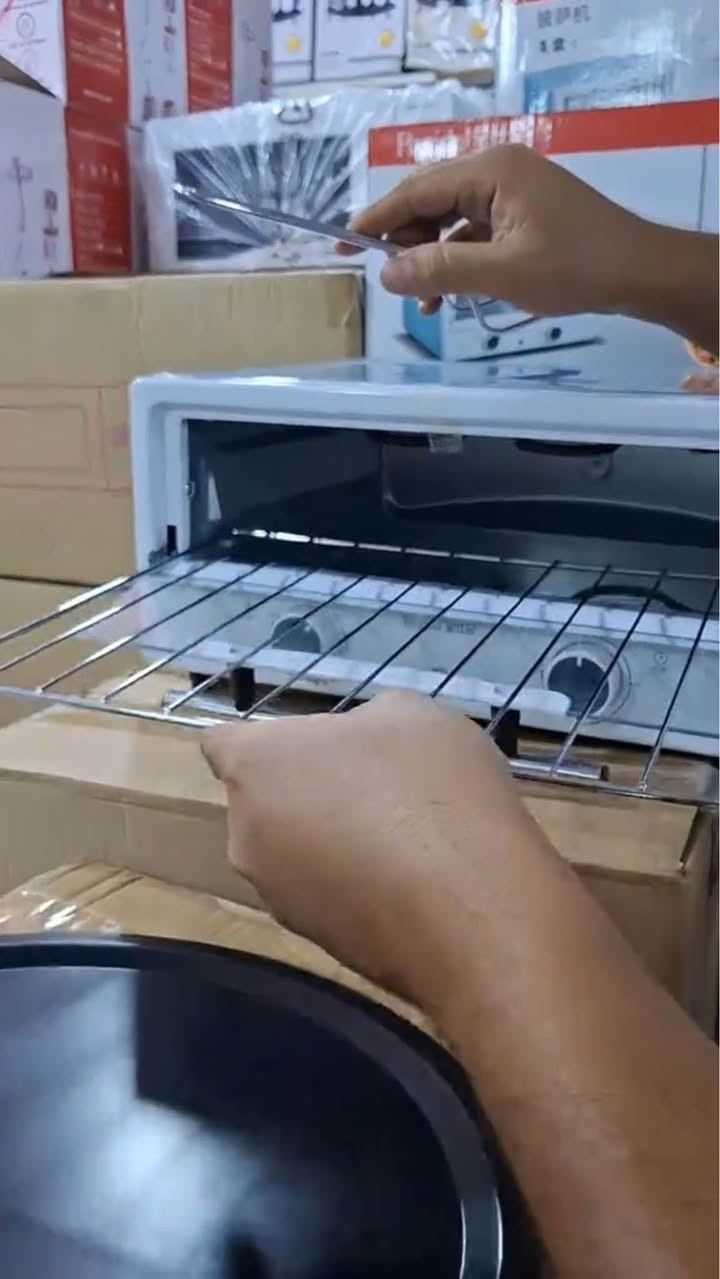 🍕 عيش أجواء البيتزا الإيطالية في بيتك! 🍕

مع فرن POSIDA APS-1201 الكهربائي، حضّر ألذ بيتزا ومعجنات بسهولة وسرعة 🔥

✨ قدرة 1350 واط لتسخين متساوٍ ونتائج ذهبية مثالية.

🍞 مؤقّت حتى 60 دقيقة + منظم حرارة قابل للتعديل حتى 230° مئوية.

🔍 باب زجاجي مقاوم للحرارة لمتابعة الطهي لحظة بلحظة.

🍕 صينية بيتزا 12 بوصة + شبك خَبز + أداة سحب عملية.

⚡ تصميم أنيق بلون أزرق عصري يناسب كل مطبخ.

💨 خفيف وسهل التنظيف… مثالي للمنازل والشقق الصغيرة!

استمتع بطعم البيتزا الطازجة والمقرمشة في دقائق ❤️ ناصرية, ذي قار


**إذا كنت صاحب هذا الإعلان وتريد حذفه لأي سبب، رجاءا أرسل رسالة إلى الدعم الفني**