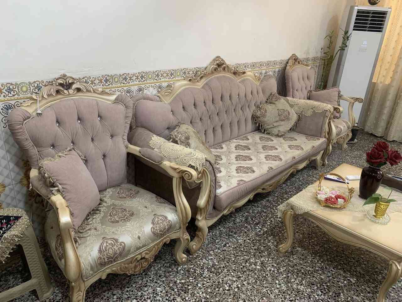 تخم مستعمل ملكي كلاسيكي فاخر ونظيف جداً للبيع 🛋️✨
التخم يقعد صالة أو ديوان وبكل بساطة ينطي فخامة للمكان والتشوفه بالصورة هو نفسه على الواقع + الوسائد .

السعر: 650ألف دينار .

الموقع: بغداد الزعفرانية.

للتواصل:***********.
