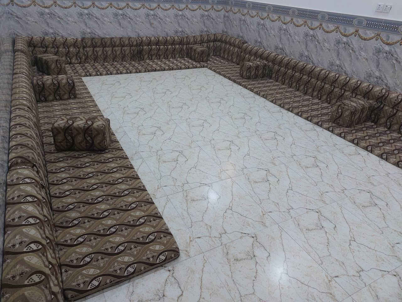 ديوان للبيع
نضيف وجديد الشراي يتصل ***********
