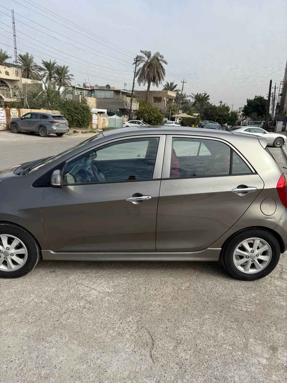 كيا بيكانتو ٢٠١٢
ماشية ٥٦ الف كيلو 
كامرة خلفية
اشاير مري 
تحكم ستيرن
جام اوتو 
السيارة كاملة انشالله تخم تاير جديد 
ومنضومة تبريد جديدة ومنضومة بانزين هم جديدة
رقم جديد وهزة جديدة وسنويتهة لل٢٠٣١ 
تحويلهة ربع ساعة 
السيارة بدون حادث فقط شخوط موضحة بلفديو 
مكانهة بغداد حي الجامعة
 رايدهة ب٩٠ وبيهة مجال 
*********** بغداد, العراق
