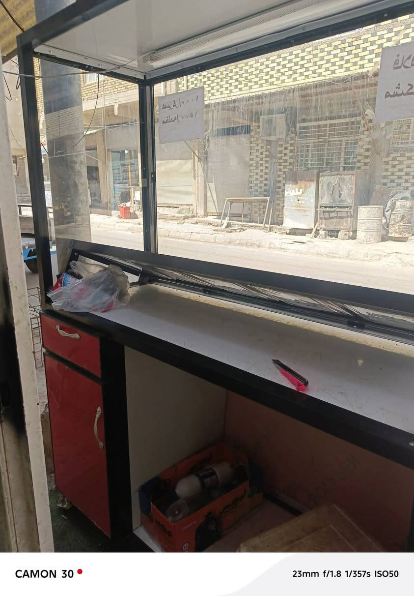 العارضه مال الفلافل ٢٣٠
العارضه البراد ب٢٠٠ قفل 
الطباخ ب٢٤٠ وبي مجال 
المروحه الجداريه ب١٥ 
المبرده ب٨٠ وبيها مجال 
الكاونتر سنكي ب٦٠ 
المغسله ب١٥
بوجه او ساحبه كامله ب١٢٠
***********

