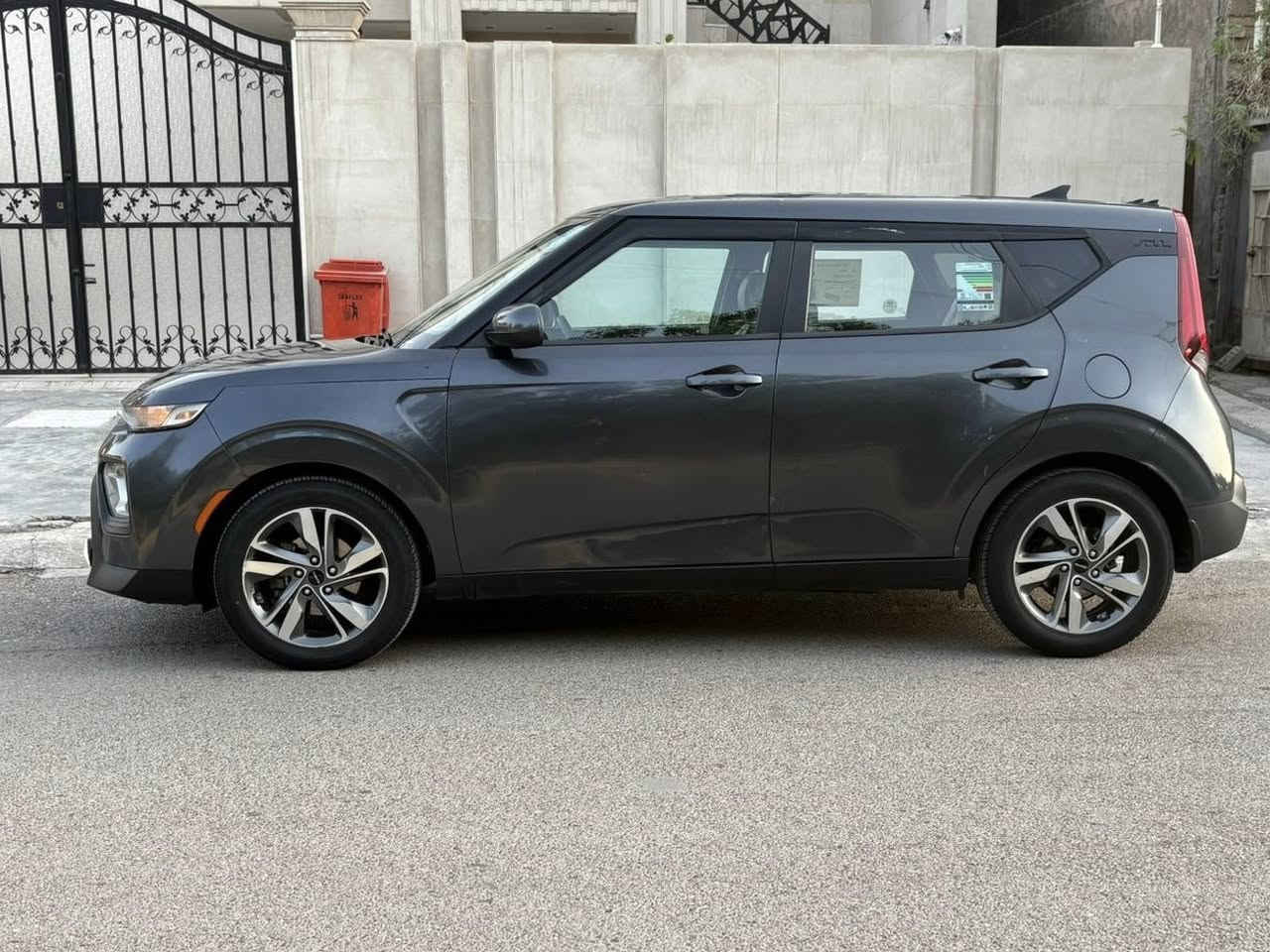 السلام عليكم... صول S 2021
رقم بغداد الدولي 
صبغ حافه جاملغ فقط 

السعر  ١٣٤ .... ورقه مجال بسيط فقط بيع 

محررك دووش 2000
كير محرك تبريد مكفولات سياره جديده بمعنى الكلمة ماشيه 41 كيلو 
مواصفاتها  
شاشة كبيره كار بلي
3 مودات قياده
مانع تزحلق 
تحديد مسار 
قياده ذاتيه
تحكم جهتين
اعطال.. أطفاء ذاتي A بالأزدحامات ...نقطه عمياء...توقف ذاتي عند الرجوع...رادار خلفي كاميرا دوار

 مكان السياره بغداد  

رقم  ***********
