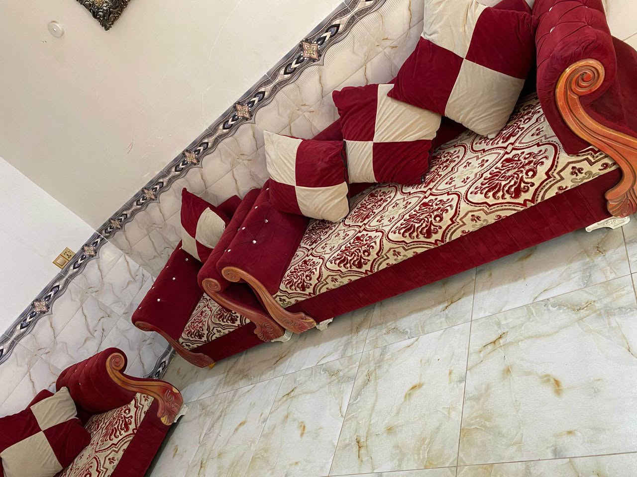 تخم قنفات تركي ثقيل 10 نفرات مع سيت كوشات 270 وبي مجال وعندي توصيل نجف وكوفه كاونتر متر ونص نزال ملحق عالي مبطن مابي ضرر 190 قفله اتصال *********** النجف, العراق
