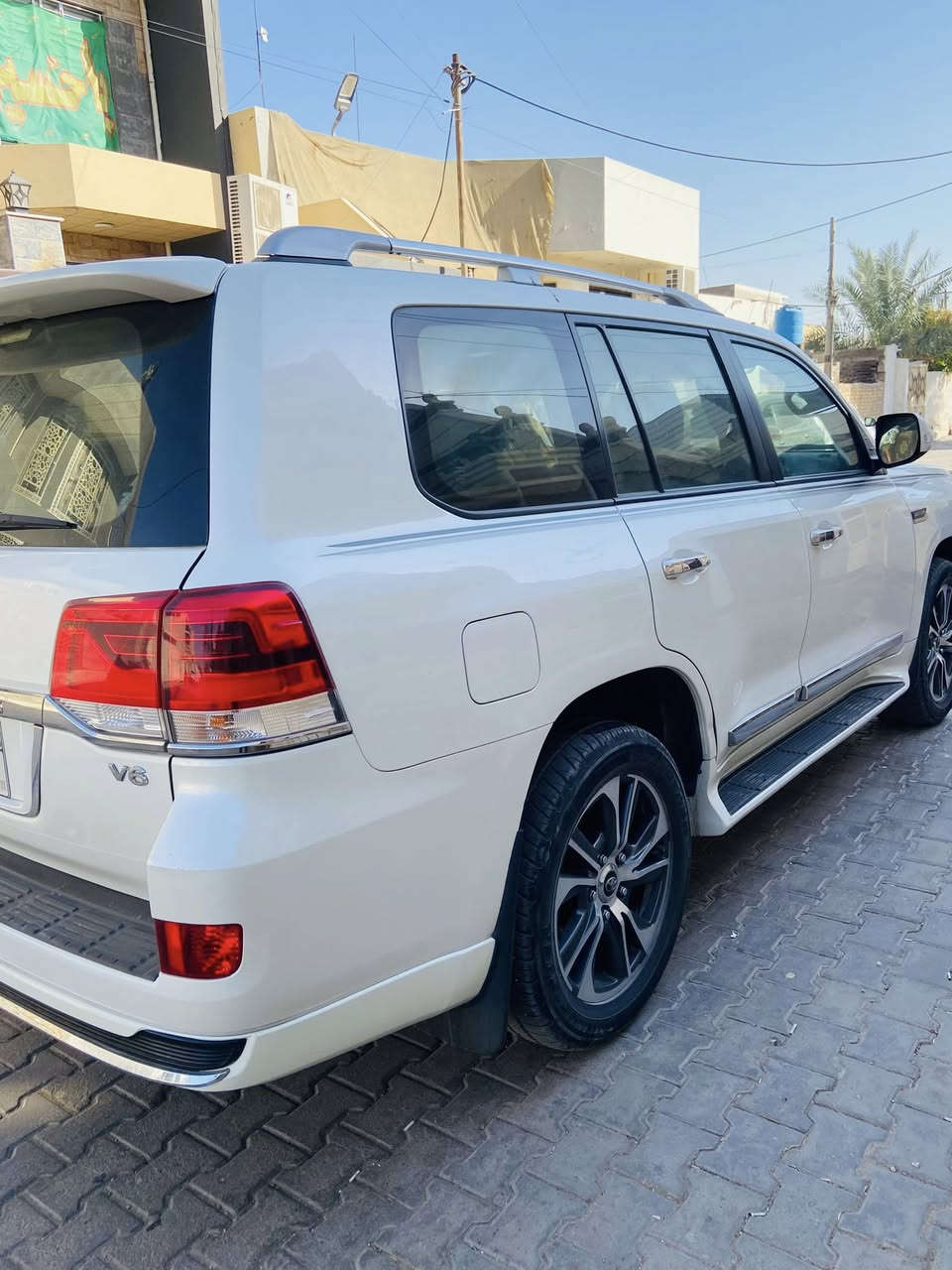 السلام عليكم لاندكروز لبيع 
مديل 2020 
محرك V6 GXR 
سيارة جديدة مكفولة من كلشي 
***********
