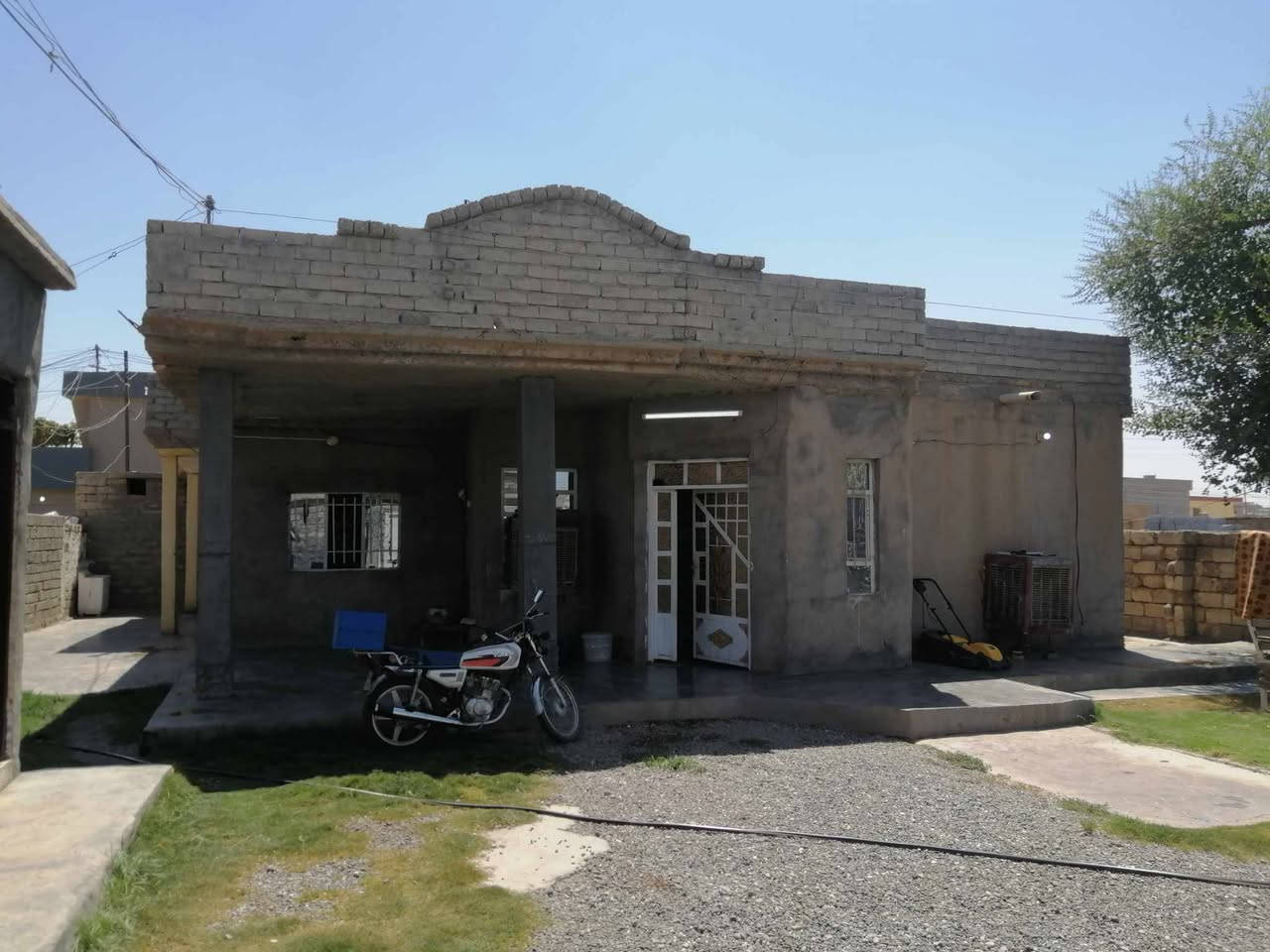 #دار_للبيع
الكائن في قرية الحورية القديمة
مساحة الأرض الكلي 576 /العرض 18 والنزال 32
البيت متكون من 3 غرف +موزع+استقبال +ربعة+مطبخ خارجي+ربعة خارجية 5*3
#للأستفسار
 ***********
***********
