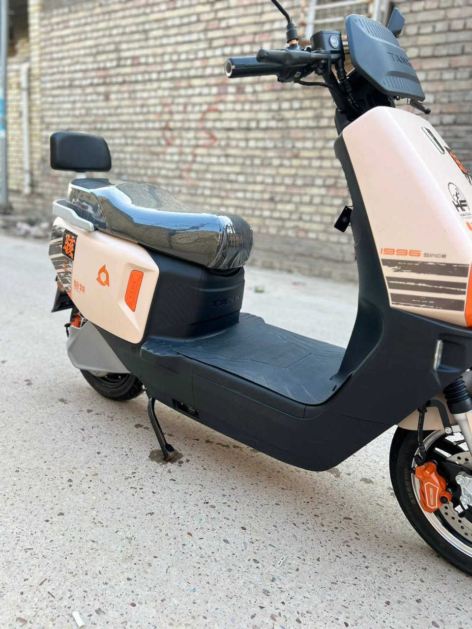 السلام عليكم اخوان
دراجه شحن للبيع 
٦ بطاريات 
الدراجه جديدة
السعر ٧٠٠ وبيه مجال 
مكان بغداد 
رقم الهاتف 
***********
