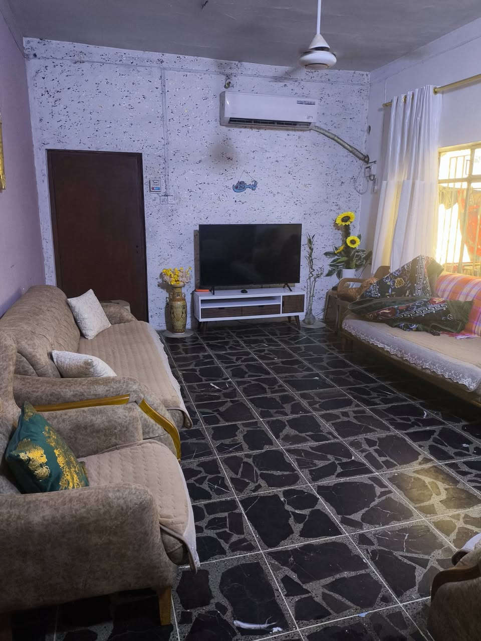 السلام عليكم
دار سكني طابو صرف للبيع 
البيت واجهة 2٫5 متر ممر دخول طوله 18 متر
 والبيت خلفي 15 متر واجهة ونزال 16 متر
المساحة 280 متر
الموقع : بعقوبة /خلف المحافظة -قرب مطعم كباب نبيل
للاستفسار على الرقم :***********
متوفر اتصال وواتس اب
