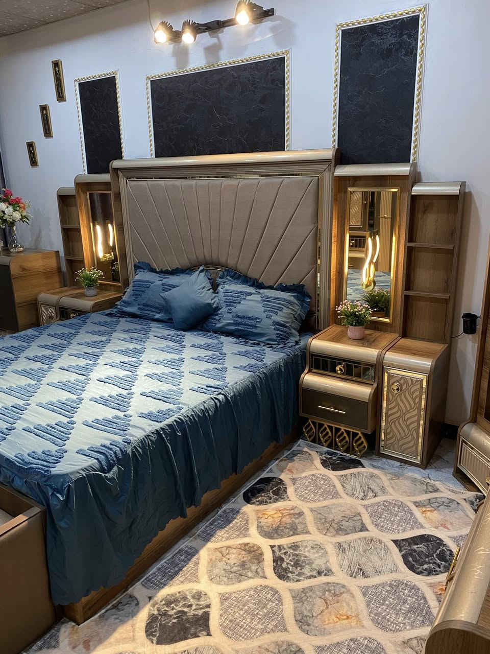 السلام عليكم
غرفة نوم تركي مودرن جديده جدا بعدها بلايلونها  استعمال  قليل جدا غرفة متانه وثكيله كله برغي وجوي 
لون مميز صبغ حراري ضهر الكنتور والأخشاب بلوك مع ملحق 
عدد البيبان الكنتور 8 مع الملحق 
يدات كلها حديد كنتور كله قطوعات 
غرفه 10 قطع اناره ميز تواليت وجوانب السرير
سرير مسرح ومخزن حديد اسفل سرير 
زاويه ام المخزن ومرايه مجرات واماكن خزن بيها متخلص 
بغداد الزعفرانيه 
واتساب واتصال ***********
