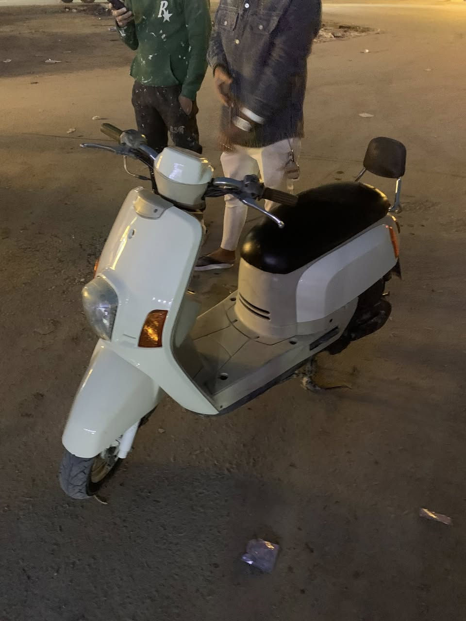 سلام عليكم ماكس وليس للبيع دراجه رنبه ما ملعوب بيه للبيع مكاني بغداد البياع للسفسار***********
السعر ٩٠٠ وبيه مجال 
دراجه كابريتر
