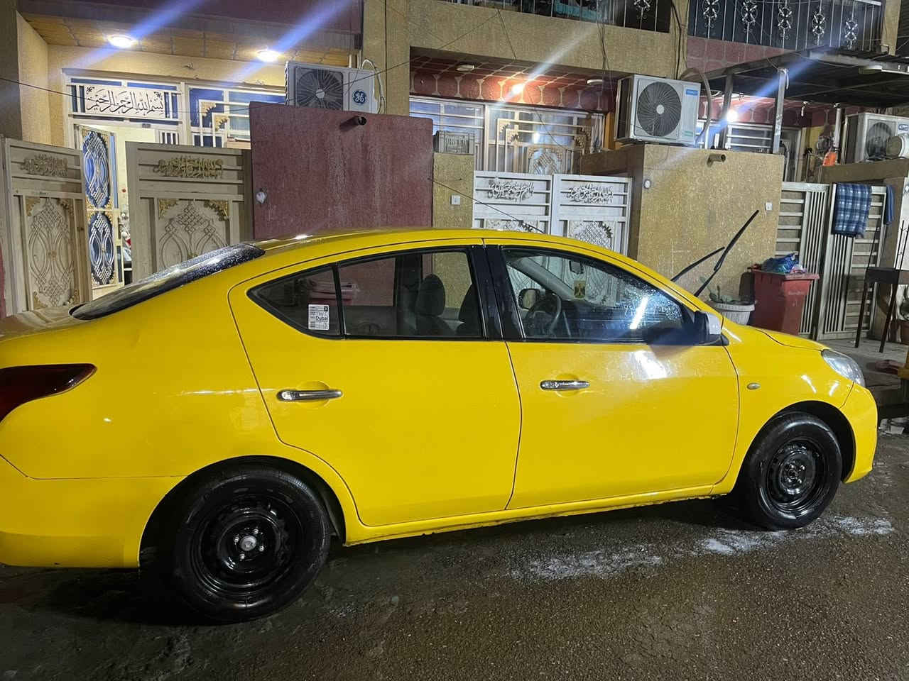 نيسان سني 2013 اوتماتيك ام البليته الزركه
السيارة جاهزة مكينة بلادي حدادية جديدة زوج تايرات جدد 
رقم انكليزي هزة بعدها ممنتهية 
ب 80 وبيها مجال للشراي 
بغداد الزعفرانية 
***********
