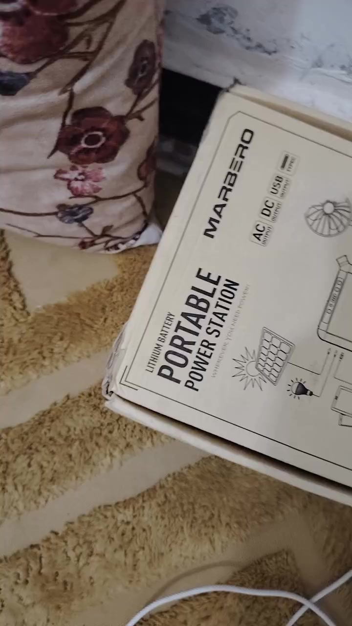 باور ستيشن 120 واط
يستخدم للكشتات والسفاري 
وعند انقطاع الكهرباء يعني للضروروه 
تكدر شغل علي بلازمه ساعه تقريبا 
او تشحن علي مبايلات تربط علي سيار 
ويدعم الشحن سريع 

يفيدك بهواي شغلات 
حجم بطاريات 26.400
المهتم بهيج شغلات يراسلني وبل خدمه


**إذا كنت صاحب هذا الإعلان وتريد حذفه لأي سبب، رجاءا أرسل رسالة إلى الدعم الفني**