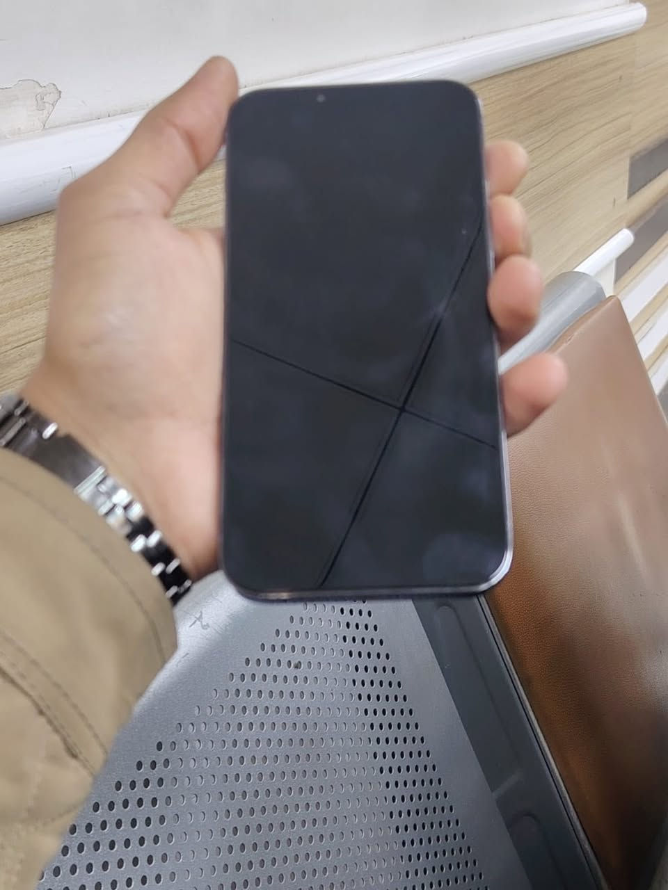 سلام عليكم  جهاز انضيف مامفتوح ‏شرق وسط ذاكره 256 بطاريه 76. لاستفسار خاص ***********
