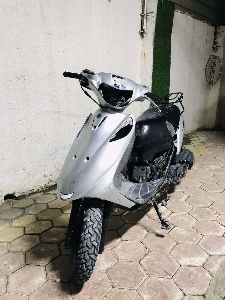 السلام عليكم دراجه ادرس قديم للبيع سلف هندر نكره تايرات جدد باتري جديد الدراجه مفتوحه مره وحده وعوزهه نقوصات الاشاير والايت والترايش فقط شلعه ومعدل فوول ✅ السعر 300وبيهه مجال ♥️ مكاني كوت دور العمال للتصال ***********
