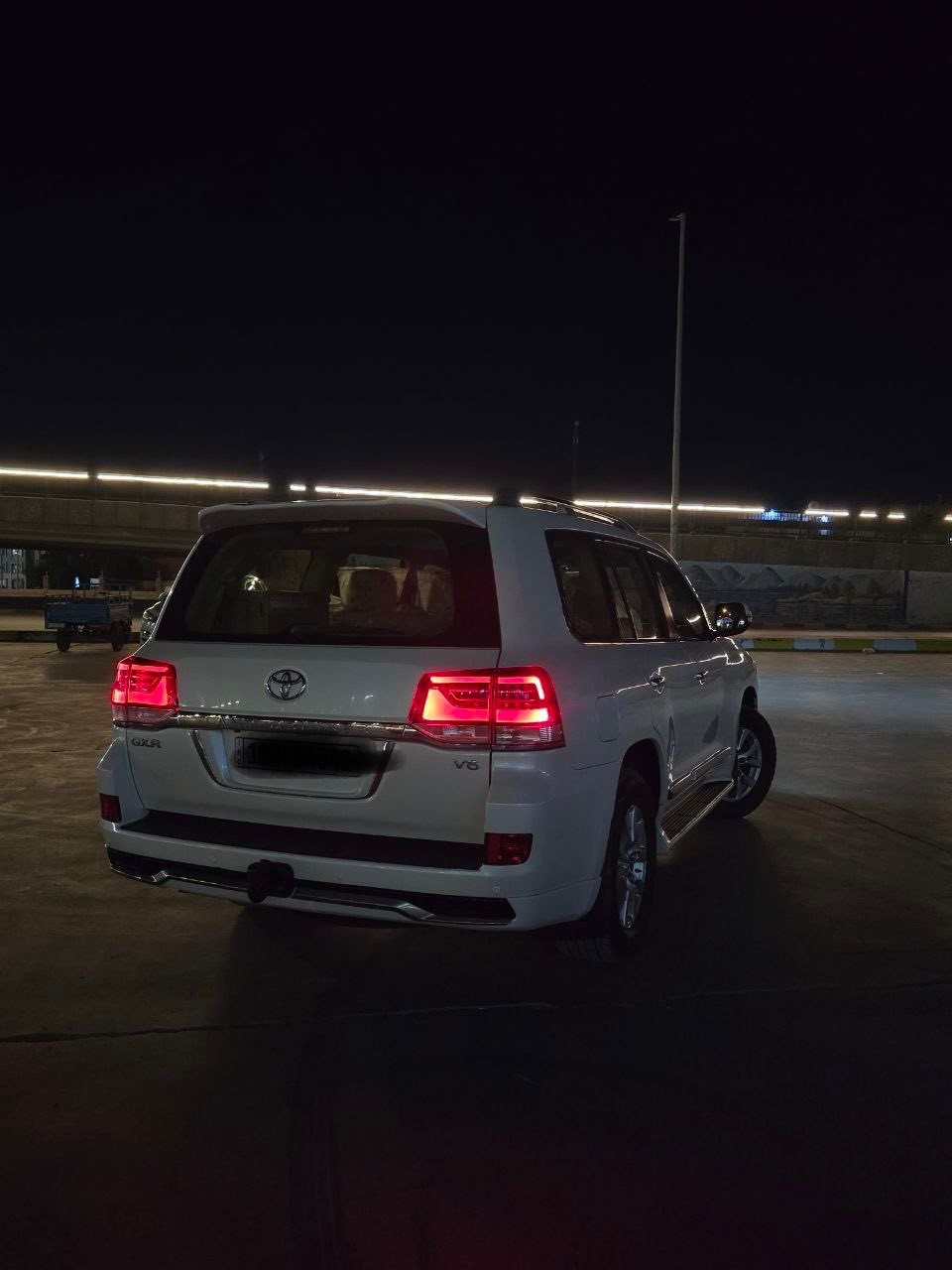 نوع السيارة:- لاندكروزر 
الفئة:- GX.R
المحرك:- V6
سعة المحرك:- 4000
لون:- ابيض
الممشى:- 208Km ملاحظة (الي يكول ماشيه هواي الممشى حقيقي هيج موديلات يصفرهون و يعرضوهن اما هاي السيارة حقيقي 100‎%‎)
تشغيل عن بعد
 حساسات 
السيارة بريم اصل
السعر 45،000$ يعني أربع شدات و خمسين ورقه 
ملاحظة (السيارة تجي و تشوفها و تسوي سونار لا اكلك مكفولة ولا اكلك مضروبه ولا اكلك بيها قطعه السونار يحكم )
للاستفسارات الرقم:-***********
