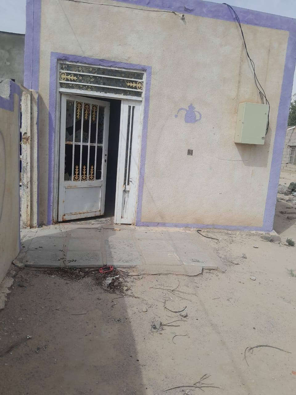 بيت للبيع مساحة 600مساحة البناء 250متر يتكون البيت من 3غرف
استقبال 7متر 
صالة 8متر 
البيت جاهز مجهز 
تبليط اباب البيت 
ماء 
كهرباء 
مدارس قريبه 
مكان البيت طريق نجف كربلاء خلف الحسينيات قرب سيطره دخول كربلاء رقم العمود 675
يبعد عن السيطرة 400متر 
الشراي يتصل واني خادم للاستفسار 
***********

م/رجائا لحد يراسل -اني مكلف بالنشر
