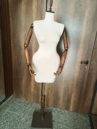 للبيع ستاندات عدد 6  وملكانات عدد 2 تعاليك 100 قطعه 07723766800