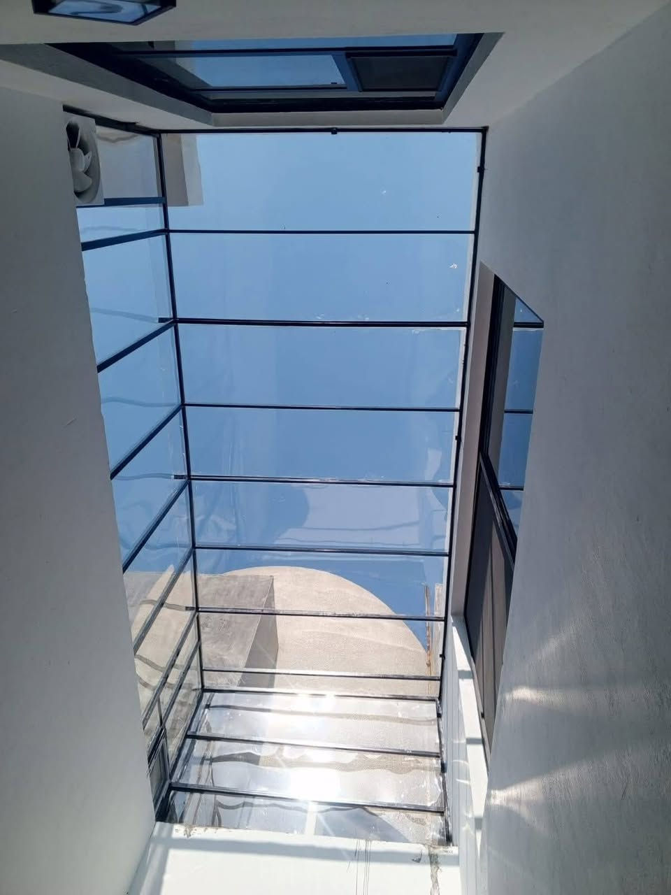 تم بعون الله تعالى تغليف منور احد البيوت بمادة بديل الجام البلاستيكي ضد الكسر . خلي بيتك نظيف من الاتربه والنفايات والسماح بدخول اشعة الشمس. مادة جميله ومقاومه ضد الكسر وبعمل درجه اولى للتواصل معنا عبر الواتس اب *********** تحياتي للجميع ادمن يرحم والديك وافق.
