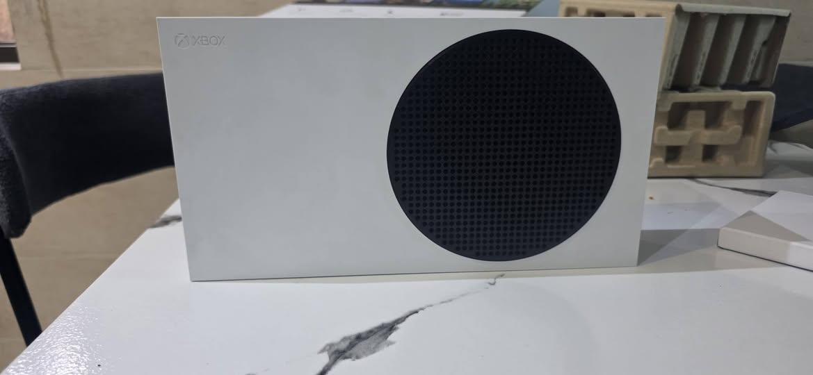 السلام عليكم
سيريس اس نظافة ١٠٠%
لوك ستيكر
استخدام اسبوعين
انتاج فبراير ٢٠٢٥
مع UBS 
السعر ٣٧٥
***********
