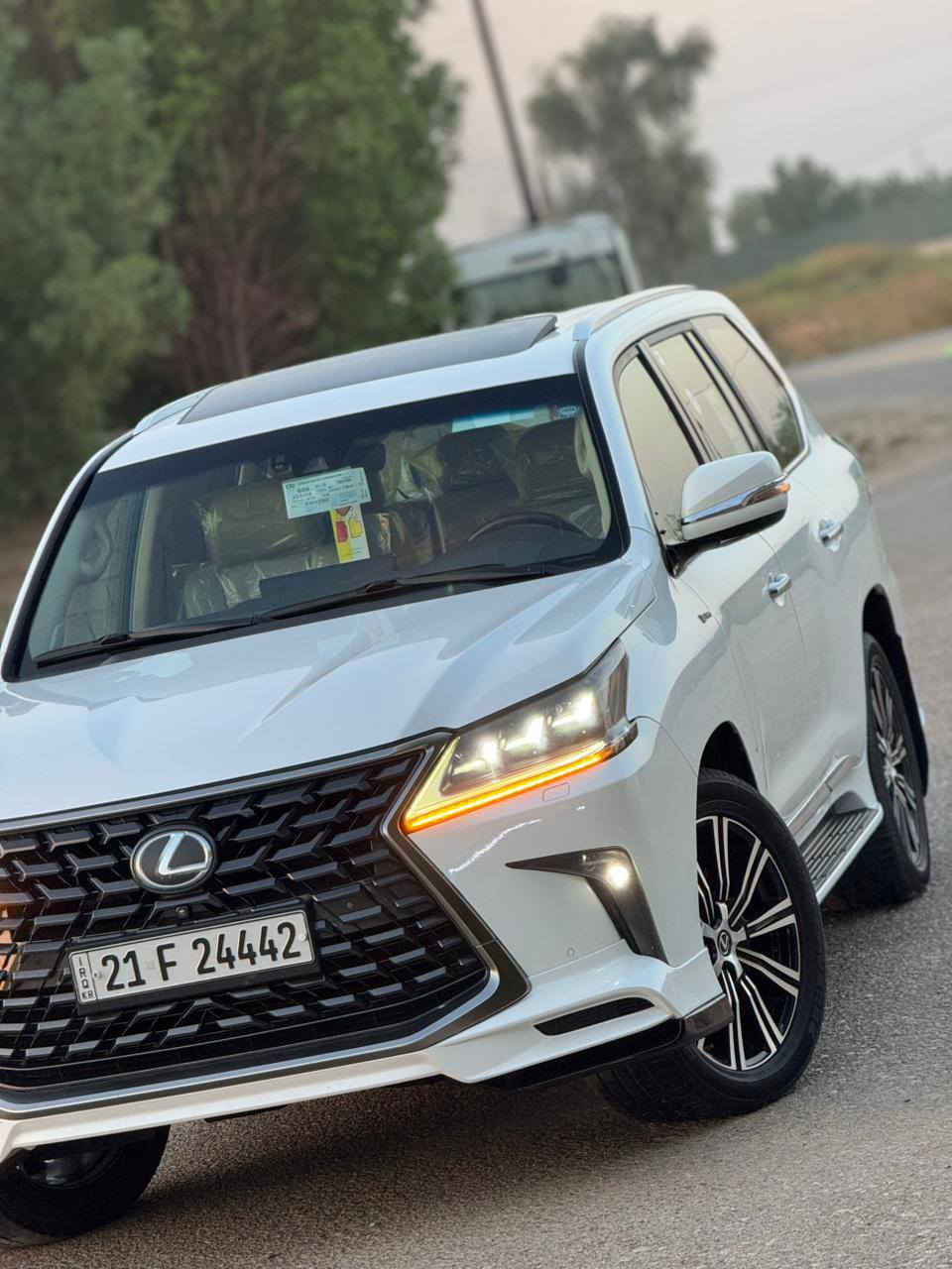 للبيع سيارة لكزس LX 570 موديل 2016 
ملاحظة: (( السياره مكفولة كفاله عامة فقط باب السائق مصبوغ مثل ما موضح بالصور و موجود صورة لتقرير الفحص ))

المحرك: V8 بسعة 5.7 لتر

قوة 362 حصان

ناقل الحركة: أوتوماتيكي بـ 8 سرعات مع خاصية التحكم التتابعي.

نظام الدفع: دفع رباعي مستمر مع قدرات متقدمة للطرق الوعرة. 

توزيع المقاعد: 8 مقاعد موزعة على ثلاث صفوف ،( مقاعد أمامية حاضنة، وصف ثانٍ قابل للانزلاق كهربائياً وصف ثالث قابل للطي كهربائياً).

شاشة عرض قياس 12.3 بوصة ونظام ملاحة، مع نظام صوتي فاخر يتكون من 9 سماعات.

التجهيزات: مقاعد جلدية ناعمة، تدفئة وتهوية للمقاعد الأمامية، وإضاءة داخلية LED محيطية. 
الأمان والتقنيات

نظام الأمان (Lexus Safety System+): قياسي ويشمل نظام مراقبة ما قبل التصادم مع كشف المشاة، ونظام تنبيه مغادرة المسار، ومثبت سرعة راداري.

الوسائد الهوائية: مزودة بـ 10 وسائد هوائية قياسية لحماية الركاب في الصفوف الثلاثة. 

السعر 590 
المكان النحف
التواصل : ***********
