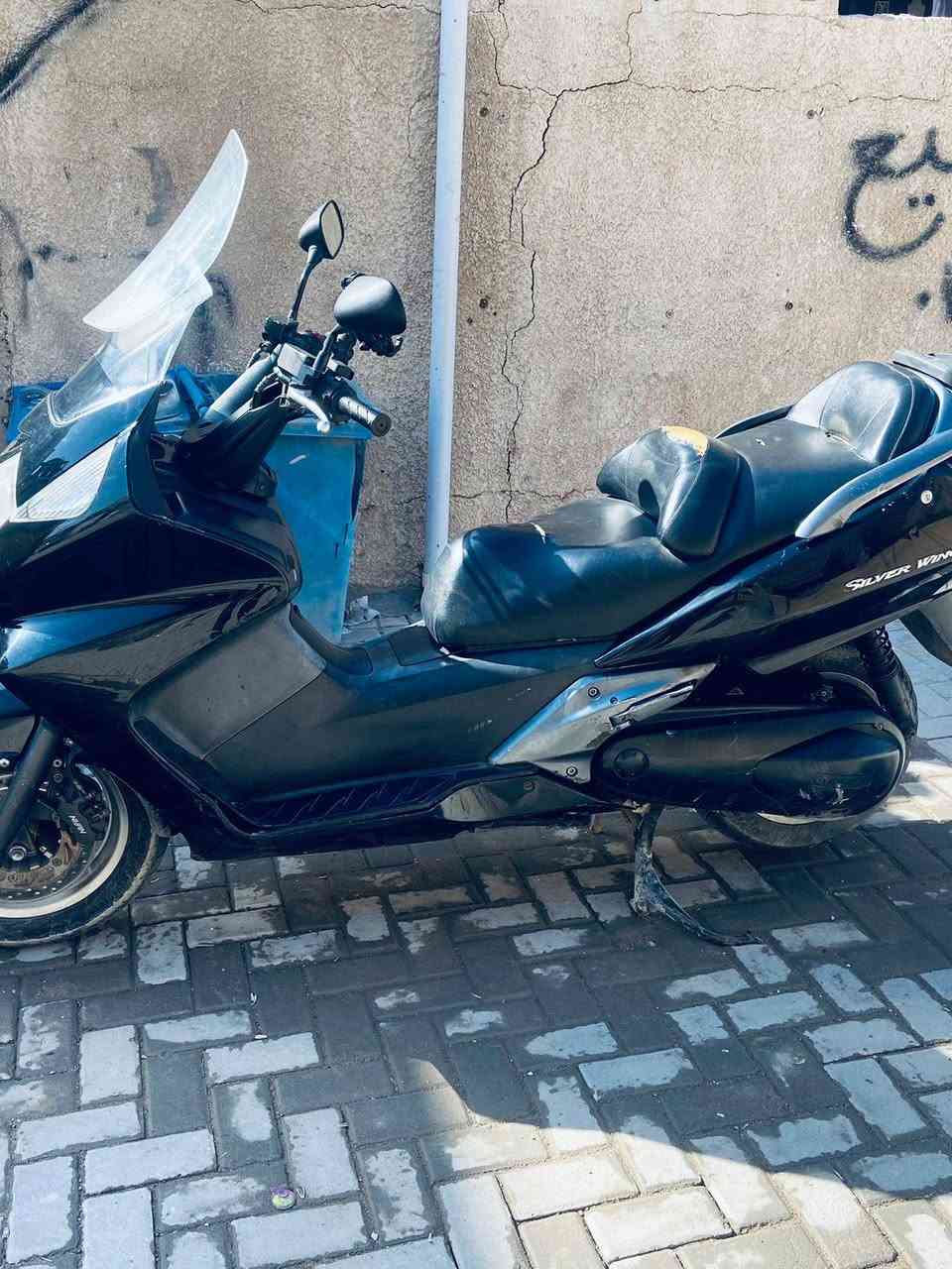 السلام عليكم 
سلفر ونج 400
(اوفر) 
(دشبول نفخ بنفسجي) 
( جامه قطعتين) 
(منضومه زنون اصليه) 
(تخم تاير جديد) 
الدراجه امفوله معنه الكلمه 
اشوكت ماتجي نكر سلف 
مكفوله برغي ما ممفتوح
حماوه ثابته_ _   3  _ _
كيج   _ _200 _ _
كهرابات شغاله كلهه  
مكاني بغداد حيور 
سعر  __ 15 __    
رقم الفاتف ***********
