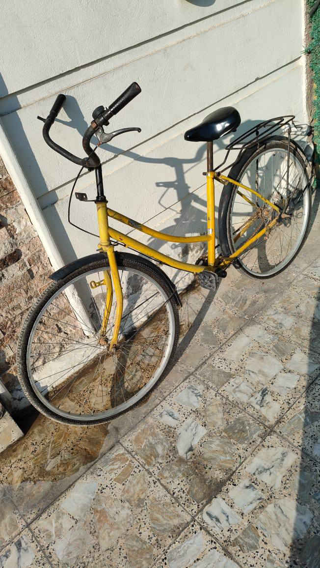 السلام عليكم بايسكل بناتي للبيع حجم 26 
مابي نقص بس يرادلة سيمين للتاير الخلفي 
تايرات وجوابة جديدة بريك شغال السعر 40 الف وبي مجال مكاني بغداد الجديده رقم الهاتف ***********
